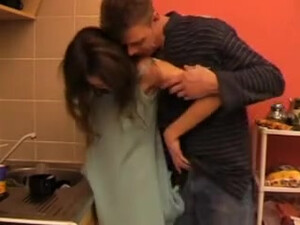 Батя занялся с молодой дочкой инцестом, спустив кончу на ее грудь