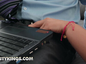 Батя дрючит дочка в жопу, чтобы отдохнуть после тяжелого рабочего дня