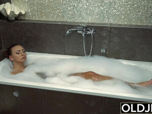 Дочурка приняла ванную и устроила с папой изумительный секс