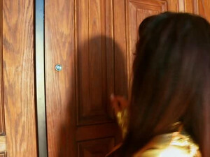 Сисястую брюнетку ебут четыре негра