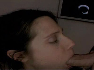 Глубокий минет от веселой девушки