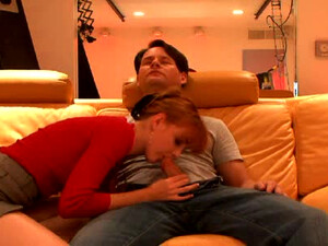 Ебёт дома свою знакомую