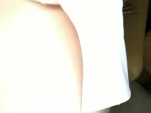 Девушка в красивом платье делает красивый минет