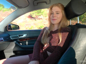 18-летняя девка дает водителю совать пальцы в жопу вместо оплаты