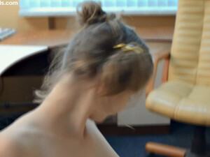 Девушка под музыку показывает свои прелести