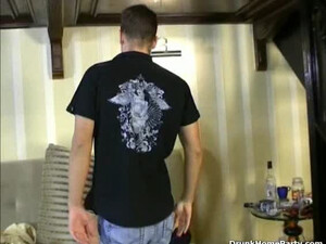 Порно трах молодых на диване