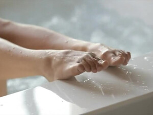 Красотка Little Caprice соло в ванной