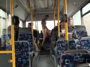 Парочка занялась крутым поревом прямо в автобусе
