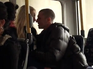 Парочка занялась крутым поревом прямо в автобусе