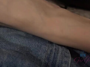 Опытная сука устроила стриптиз и сделала клевый минет