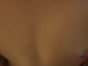 Обольстительная блондинка облизывает хуй парня и ебется