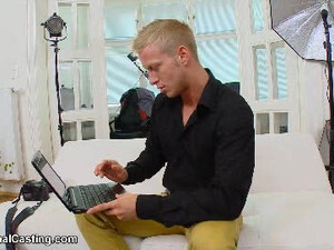 Фотограф трахнул девушку, пришедшую на фотосет