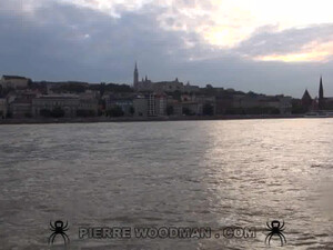 Молодая красивая сучка трахается во всех позах