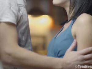 Красивая азиатка занимается сексом с бойфрендом