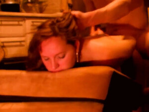 Жесткий домашний трах на кухне