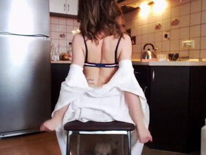 Девушка мастурбирует дома, широко раздвинув ноги