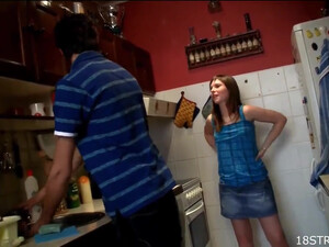 Выебал на кухне свою подружку