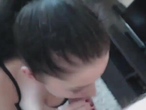 Милая девушка сосет на дому своему ухажеру