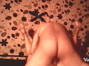 Мужик ебет бабу раком глубоко в дырку