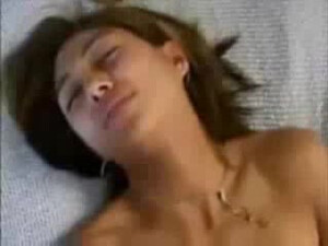 Узкая киска девушки слишком мала для такого огромного члена