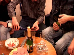 Вечеринка студентов заканчивается пьяным сексом