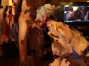 Зрелая женщина сосет член у молодого кавалера