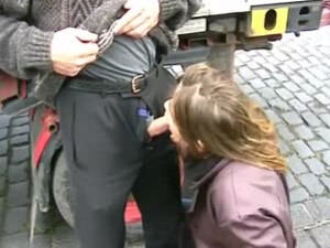 Делает минет на улице прямо на автобусной остановке и других местах