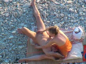 Секс бисексуалов втроем на пляже