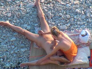 Секс бисексуалов втроем на пляже