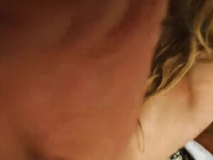 Цыпочка отлично ебется в пизду стоя раком