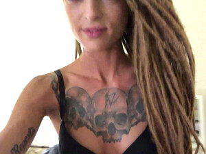 Девушка отсасывает член спящего парня и трахается с ним