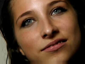 Молодая пара трахается перед камерой за деньги