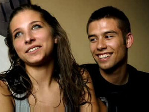 Молодая пара трахается перед камерой за деньги