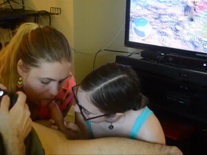 Молодые студентки нежно сосут хер своего поклонника