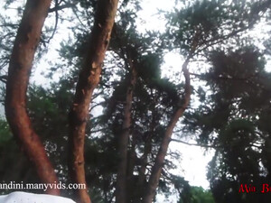 Парень и девушка трахаются раком в весеннем лесу