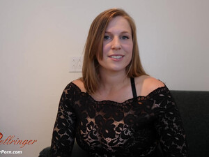 Эффектная бабенка старательно сосет член ухажера ради спермы