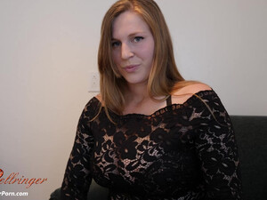 Эффектная бабенка старательно сосет член ухажера ради спермы