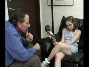 Директор колледжа разорвал тослстым членом хрупкую студентку