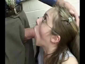 Директор колледжа разорвал тослстым членом хрупкую студентку