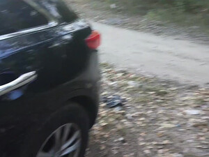 Блондинка в очках сосет член парня возле машины