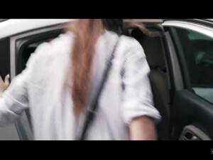 Парень после минета трахает голую подружку раком в душе