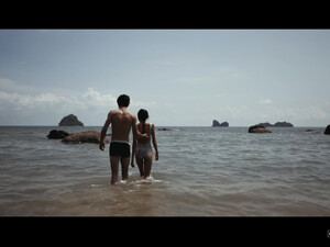 Молодая азиатка сосет член любимого парня на пляже