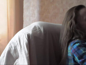 Парень раком ебет молодую подругу у себя дома