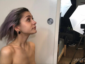 Мужик ебет глубоко в рот молодую блондинку