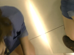 Похотливая телка отсосала член незнакомца в примерочной