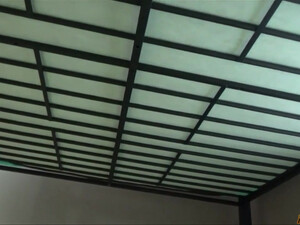 Блондинка девушка играет с членом своего парня