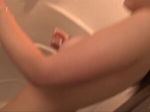 Молодая лижет яйца и сосет член парню