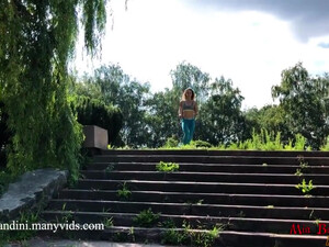 Трахает молодую девку раком на лавке