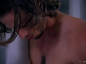 Парень трахает красивую подругу дома