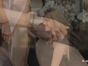 Красивая блондинка любит сосать большие члены